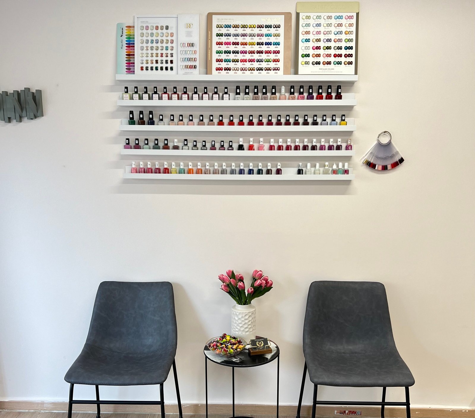 Sitzbereich und Farbauswahl im Milano Nails Studio