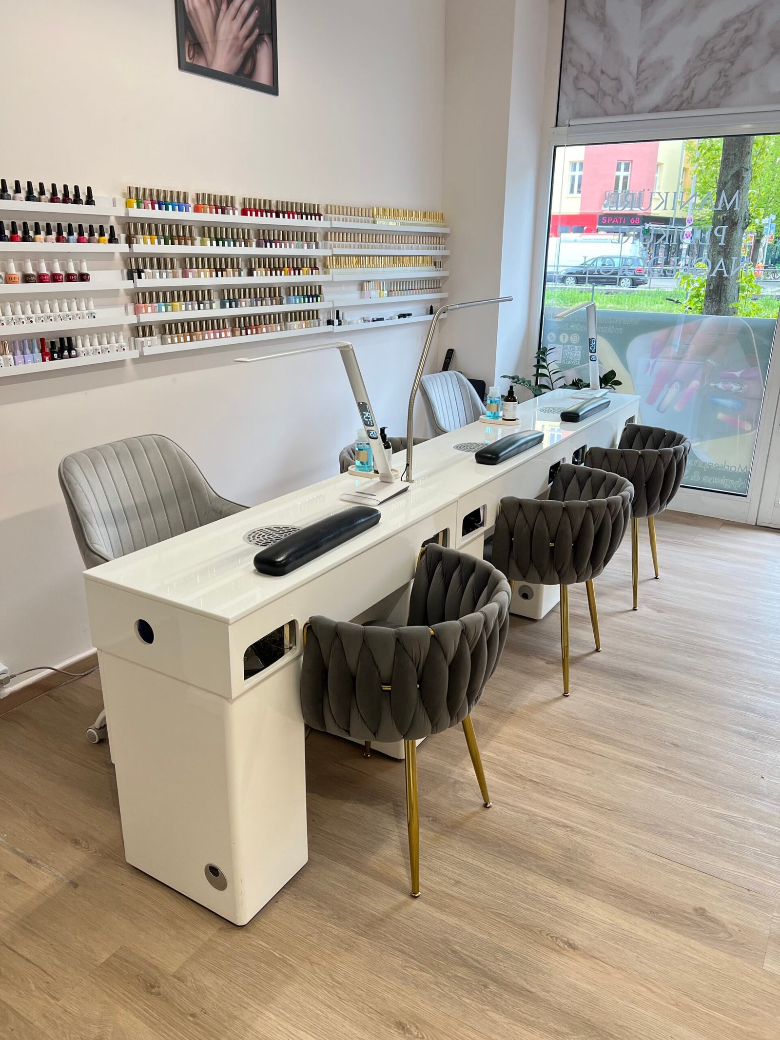 Maniküreplätze im Milano Nails Studio in Berlin-Prenzlauer Berg