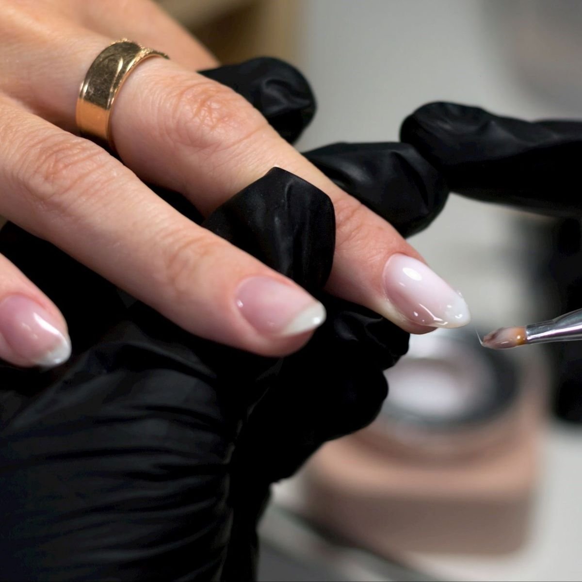 Präzises Auftragen von Gel auf die Fingernägel